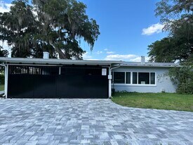 200 Silver Lake Ter in Palatka, FL - Building Photo