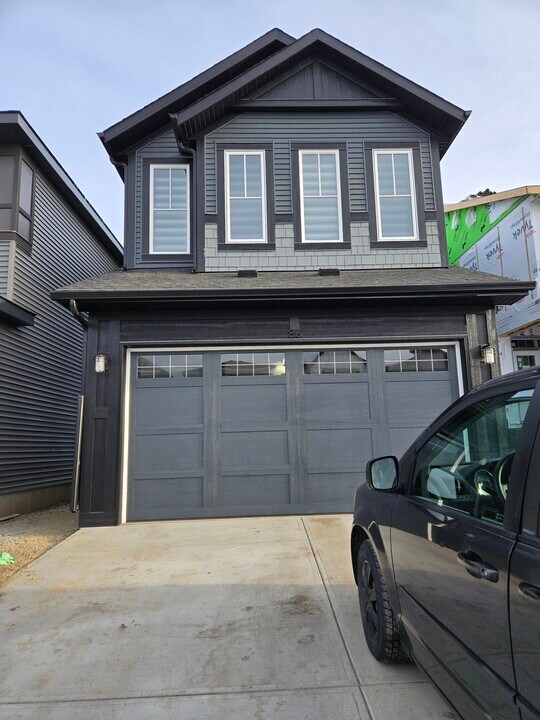86 Finch Gdns SE in Calgary, AB - Building Photo