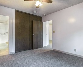 314 W Court St, Unit 5105 in Clay Center, KS - Foto de edificio - Building Photo