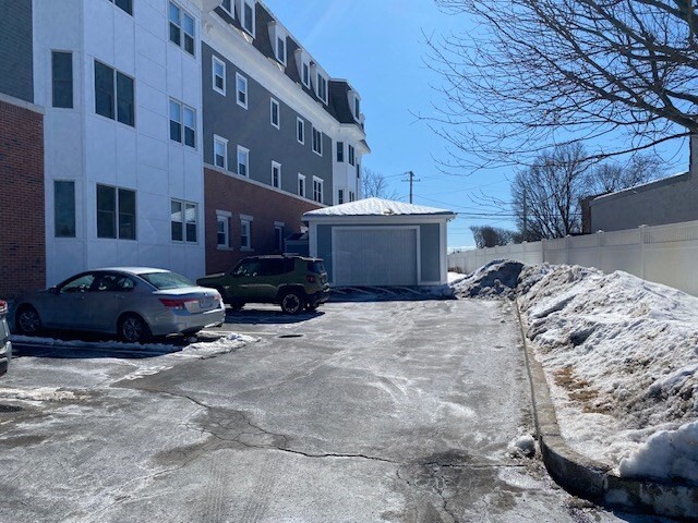 16 Willow St, Unit #301 in Melrose, MA - Foto de edificio - Building Photo