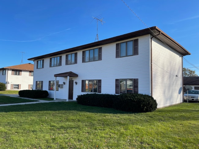 839 Illinois Ave in Oostburg, WI - Building Photo - Building Photo