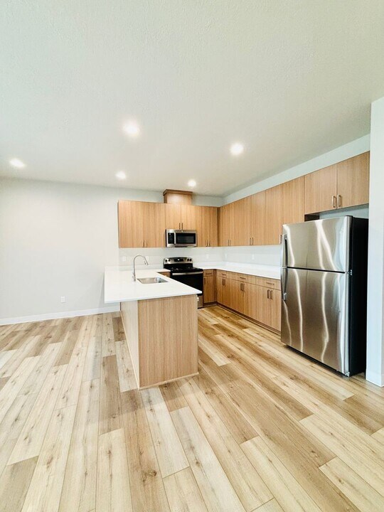 2418 Leonard Ln in Lebanon, OR - Foto de edificio