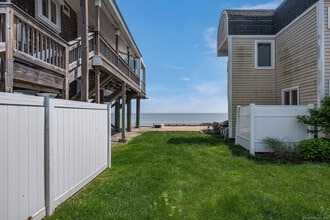 153 Shore Rd in Clinton, CT - Building Photo - Building Photo