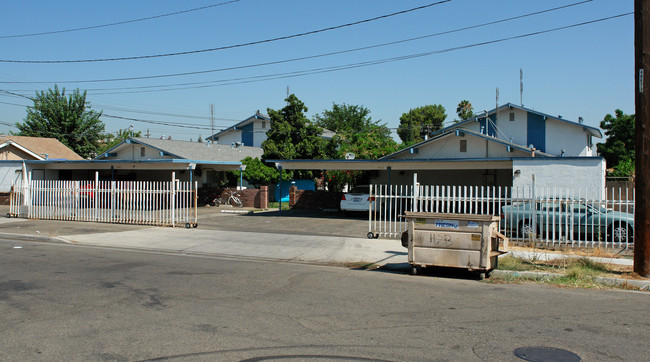 4445-4455 E Clay Ave in Fresno, CA - Foto de edificio - Building Photo