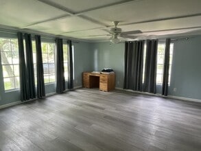 24271 SE Hwy 19 in Old Town, FL - Foto de edificio - Building Photo