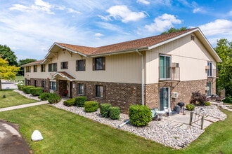 Barton Avenue Estates in West Bend, WI - Foto de edificio - Building Photo