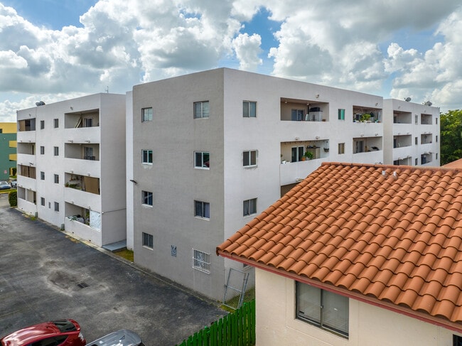 Baracoa in Hialeah, FL - Foto de edificio - Building Photo