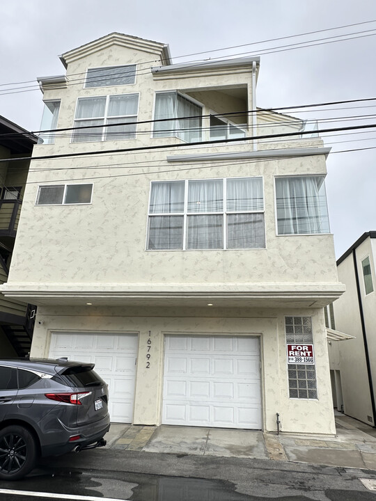 16792 Bayview Dr, Unit B in Seal Beach, CA - Foto de edificio