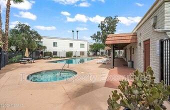 8450 E Old Spanish Trail in Tucson, AZ - Foto de edificio - Building Photo