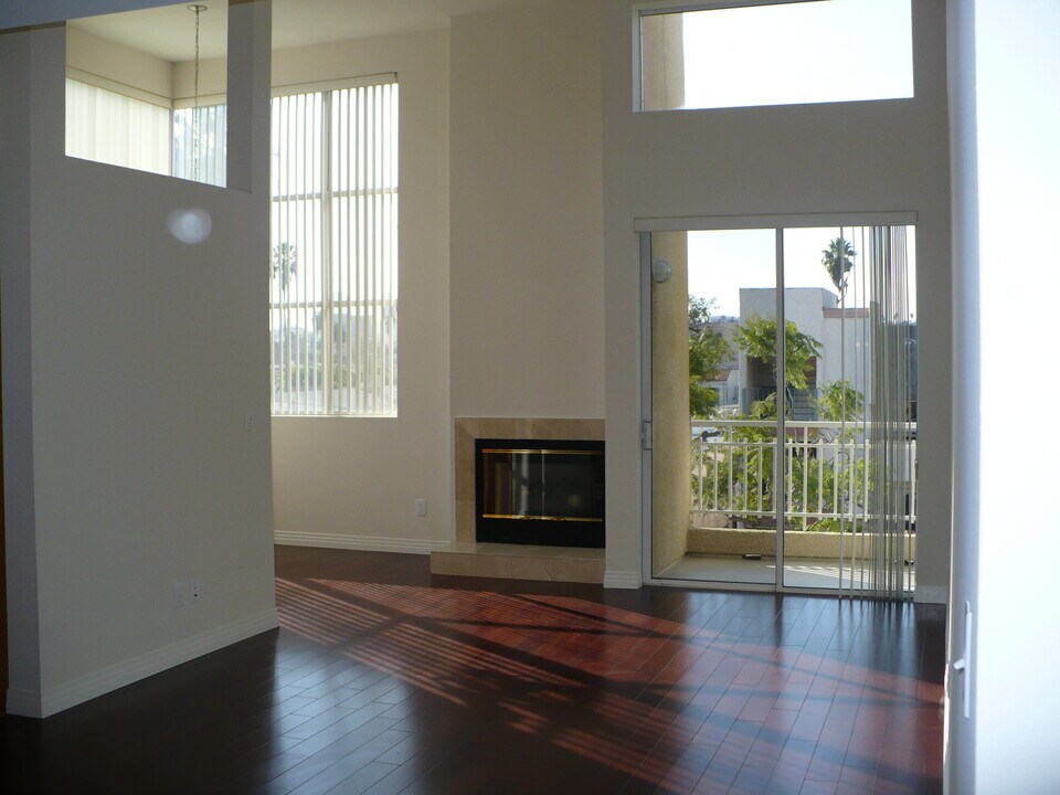 424 S Holt Ave, Unit 203 in West Hollywood, CA - Building Photo