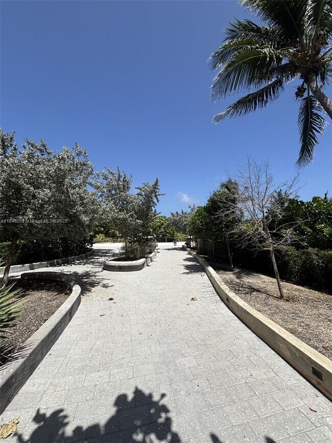 8900 Collins Ave in Surfside, FL - Building Photo - Building Photo