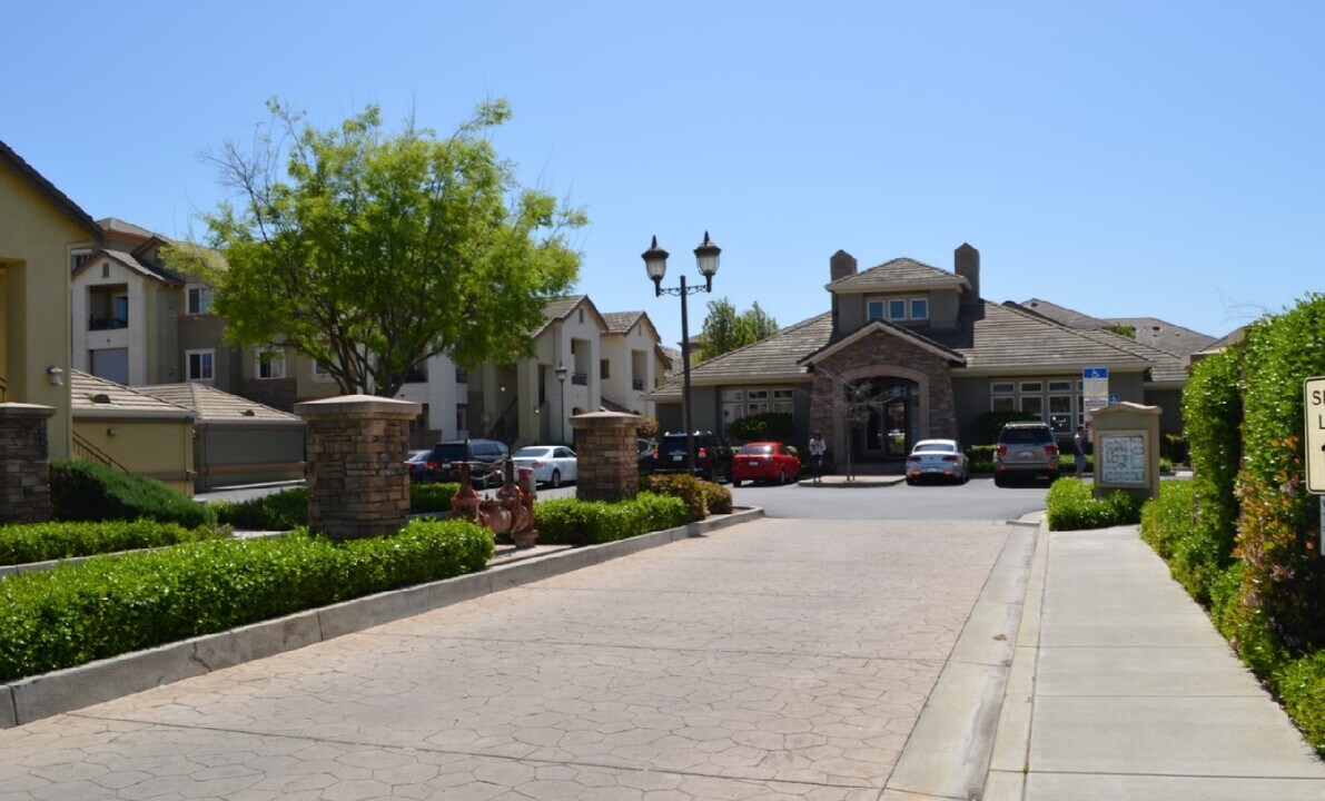 1360 Shady Ln, Unit 316 in Turlock, CA - Foto de edificio