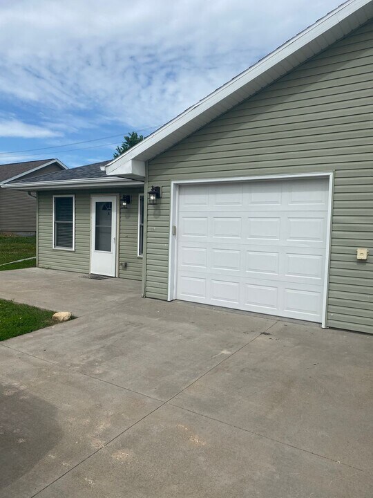 1308 Trojan Rd in Tama, IA - Building Photo