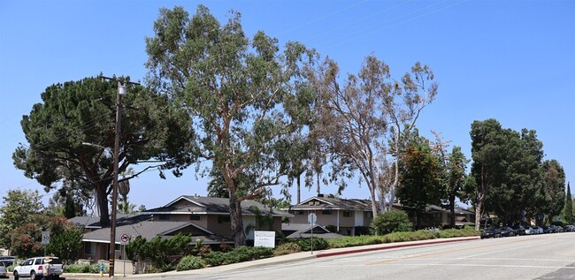 Mariposa Townhomes in Altadena, CA - Foto de edificio - Building Photo