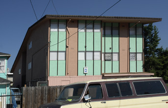 7625 Bancroft Ave in Oakland, CA - Building Photo - Building Photo