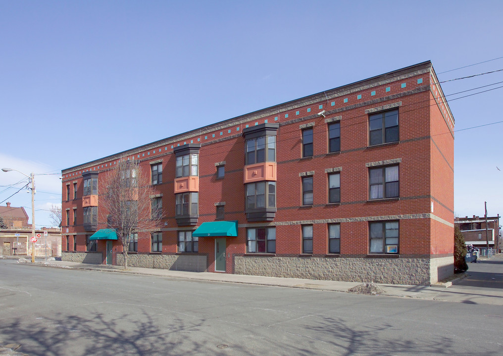 21 Hamilton St in Holyoke, MA - Building Photo