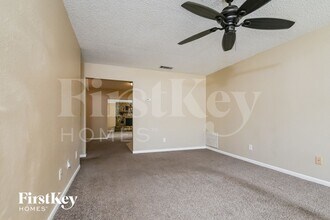 1104 Tiburon Dr in Seffner, FL - Building Photo - Building Photo