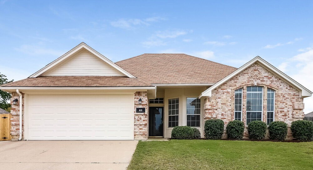 621 Pleasant Valley Dr in Burleson, TX - Building Photo