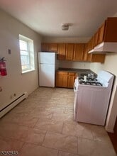 228 E 24th St, Unit 8 in Paterson, NJ - Foto de edificio - Building Photo