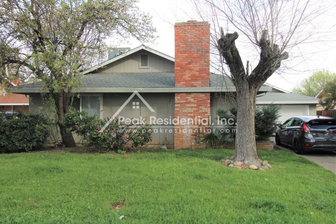 9835 Lincoln Village Dr in Sacramento, CA - Building Photo