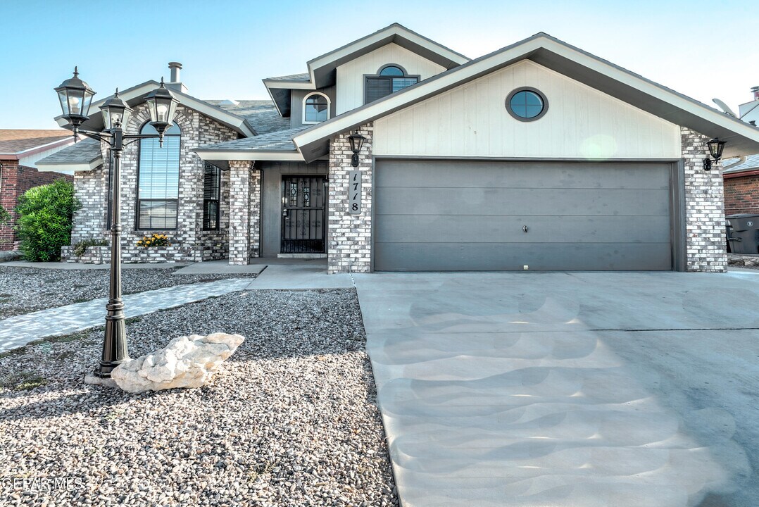 1718 Mitchell Jones Dr in El Paso, TX - Building Photo