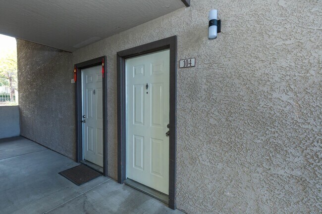2606 S Durango Dr in Las Vegas, NV - Building Photo - Building Photo