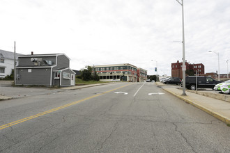 41 Washington St in Sanford, ME - Foto de edificio - Building Photo