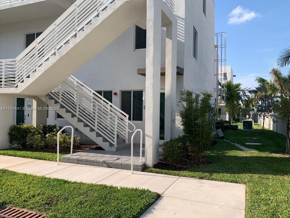 10226 NW 64th Terrace in Doral, FL - Building Photo