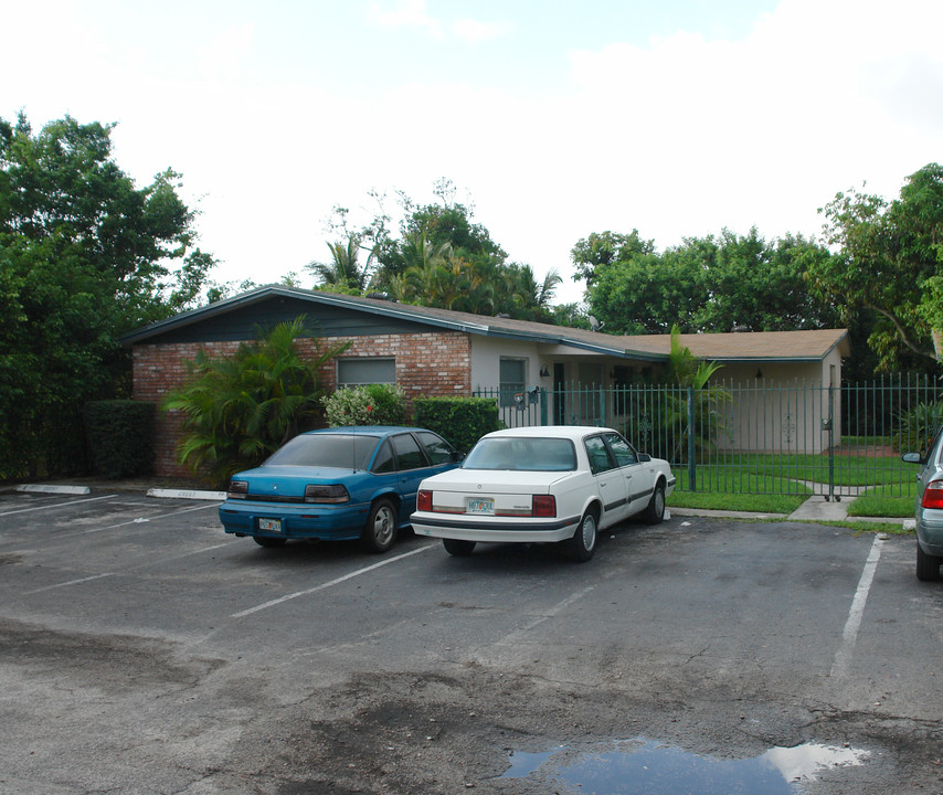 14 NE 16th Pl in Fort Lauderdale, FL - Foto de edificio