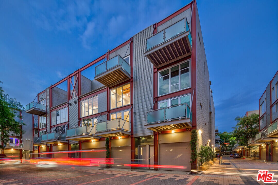 3450 Cahuenga Blvd in Los Angeles, CA - Building Photo