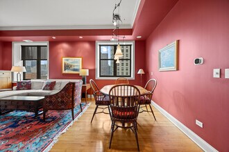 30 W Erie St in Chicago, IL - Building Photo - Building Photo