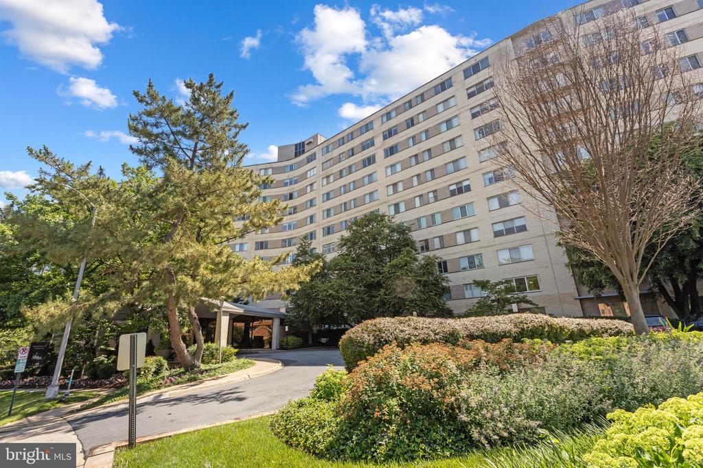 1200 N Nash St in Arlington, VA - Building Photo