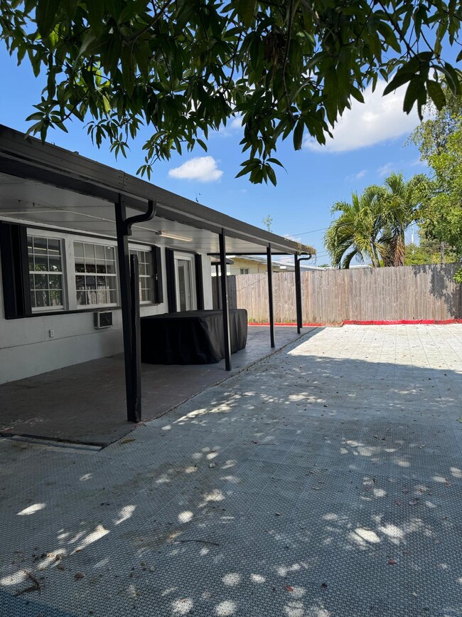 2490 NW 83rd Ave in Sunrise, FL - Building Photo - Building Photo