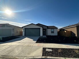 2231 N Julieann St in Visalia, CA - Building Photo