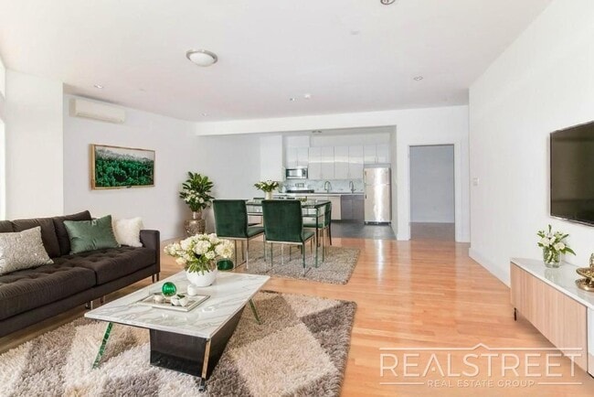 LUXURY 2 Bed LOFT in Queens!