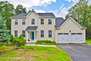 557 Marco Way in East Stroudsburg, PA - Building Photo