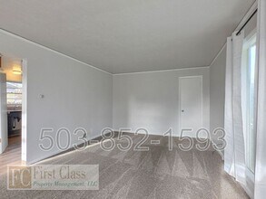 5325 SE Reedway St in Portland, OR - Building Photo - Building Photo