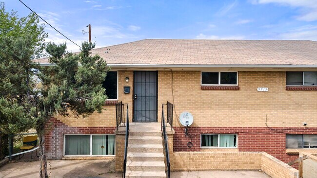 5715 E 62nd Ave, Unit 1 in Commerce City, CO - Foto de edificio - Building Photo
