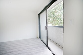 2350 S Bentley Ave in Los Angeles, CA - Building Photo - Building Photo