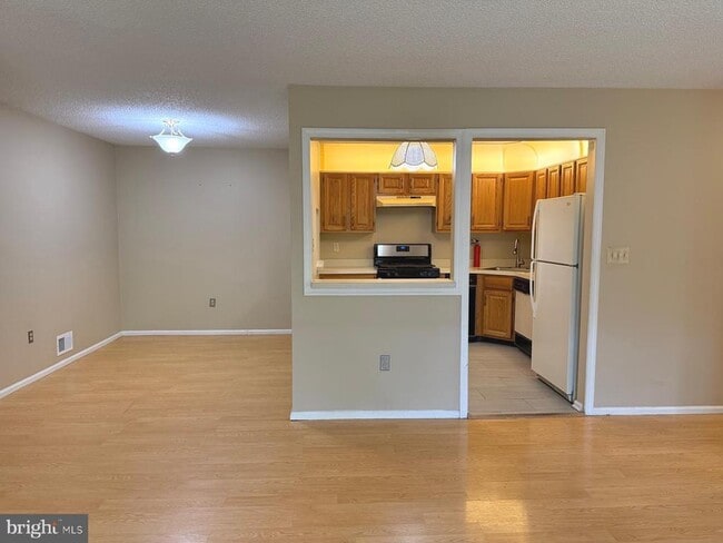 31 Kite Ct in Lawrence Township, NJ - Foto de edificio - Building Photo