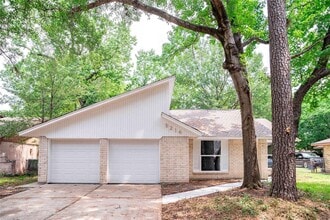 9214 Woodland Oaks Dr in Houston, TX - Building Photo - Building Photo