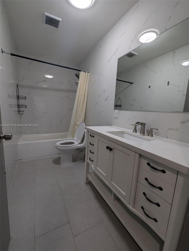 724 NE 3rd St-Unit -1 in Hallandale Beach, FL - Building Photo - Building Photo