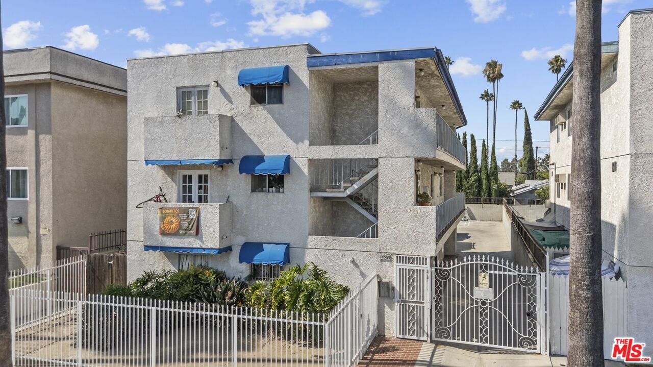 14333 Haynes St in Los Angeles, CA - Building Photo
