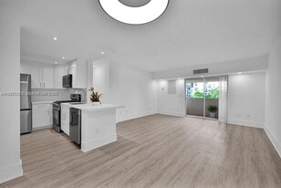 2201 Brickell Ave in Miami, FL - Building Photo