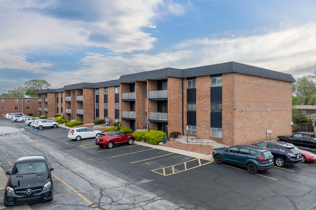 Saric Court Condominiums in Highland, IN - Building Photo