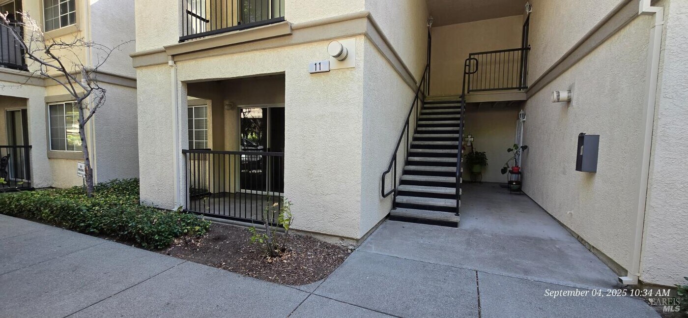 2001 Eastwood Dr in Vacaville, CA - Building Photo