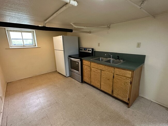 property at 465 N 6th St
