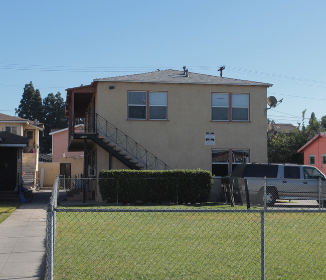 7116 Hood Ave in Huntington Park, CA - Foto de edificio - Building Photo