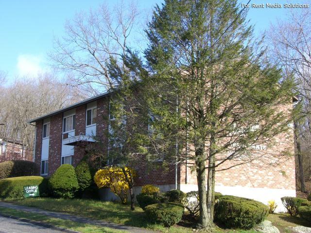 Hedgewood Apartments in Norwich, CT - Building Photo