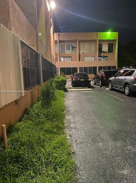 1305 W 46th St in Hialeah, FL - Foto de edificio - Building Photo